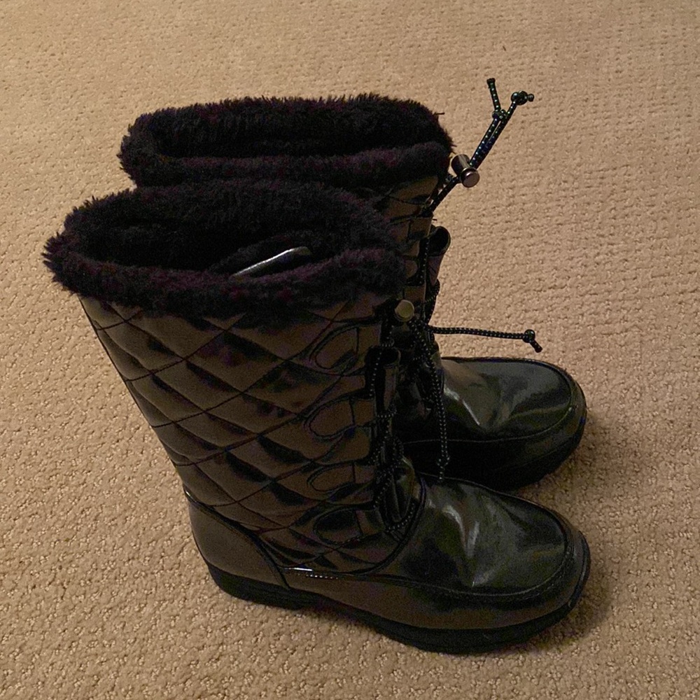Black snow boots